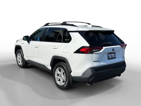 Used 2021 Toyota RAV4 XLE w/ Convenience Package AWD/4WD image 3