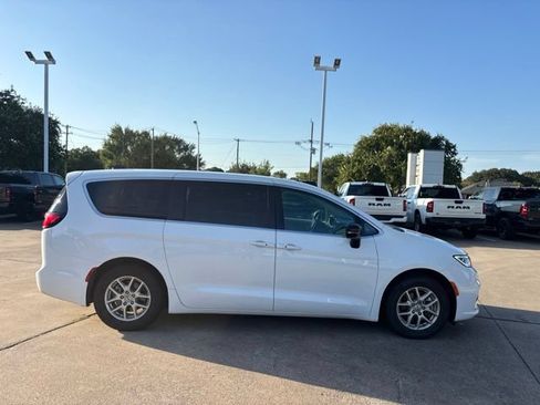 Used 2024 Chrysler Pacifica Touring-L FWD image 4