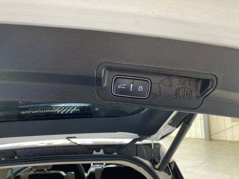 Used 2020 Ford Explorer Limited image 33