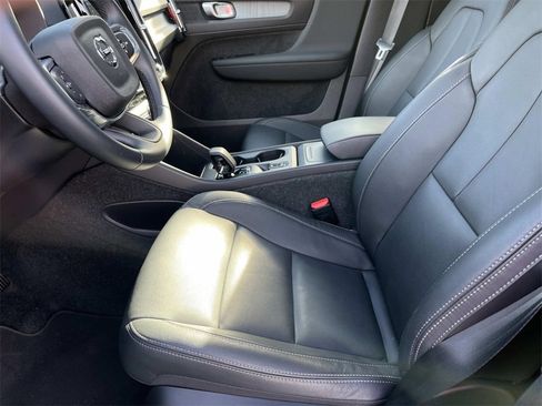 Used 2025 Volvo XC40 B5 Core w/ Climate Package image 28