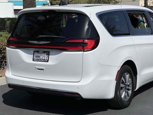 Used 2023 Chrysler Pacifica Touring-L image 61