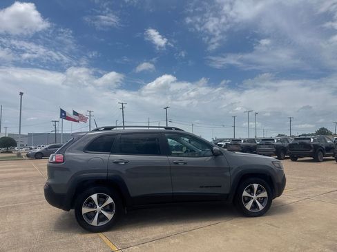 Used 2020 Jeep Cherokee Latitude w/ Quick Order Package 26F North AWD/4WD image 24