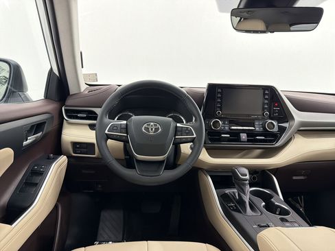 Used 2022 Toyota Highlander XLE FWD image 27