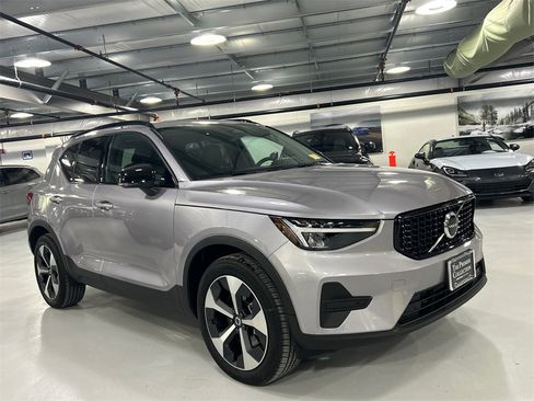 Used 2026 Volvo XC40 B5 Core w/ Climate Package image 1