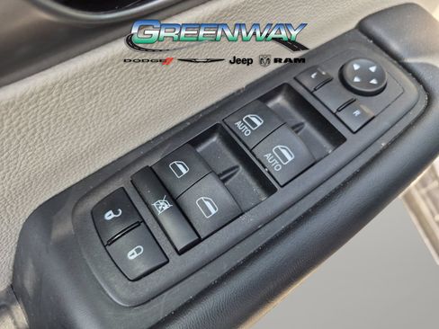 Used 2023 Chrysler Pacifica Touring-L FWD image 15