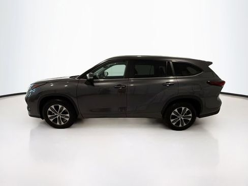 Certified 2025 Toyota Highlander XLE FWD image 4