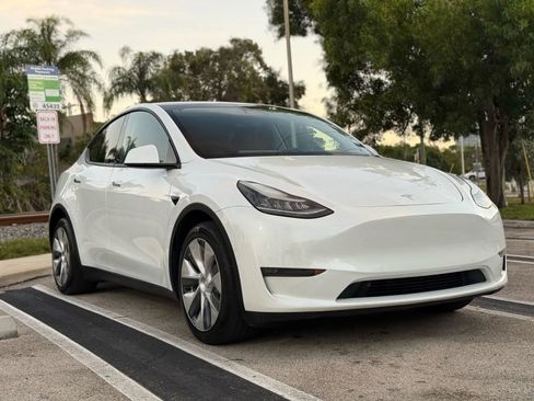 Used 2020 Tesla Model Y Long Range image 10