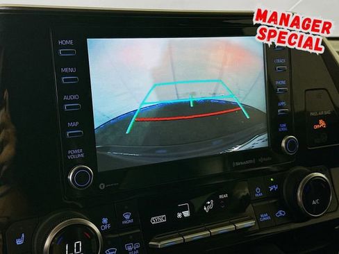 Used 2022 Toyota Highlander XLE AWD/4WD image 17