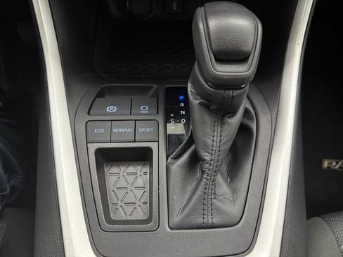 Used 2022 Toyota RAV4 XLE w/ Convenience Package FWD image 20