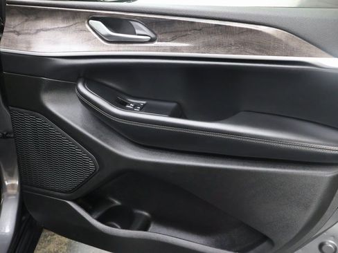 Used 2023 Jeep Grand Cherokee Limited image 12