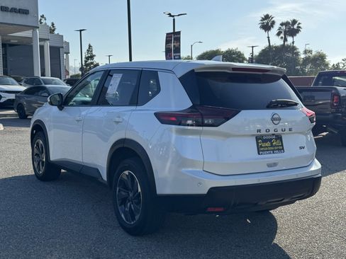 Used 2024 Nissan Rogue SV image 4