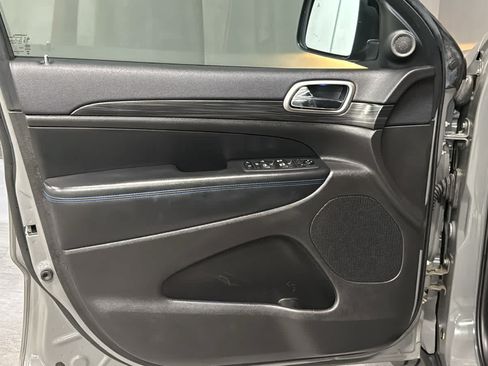 Used 2019 Jeep Grand Cherokee Laredo AWD/4WD image 9
