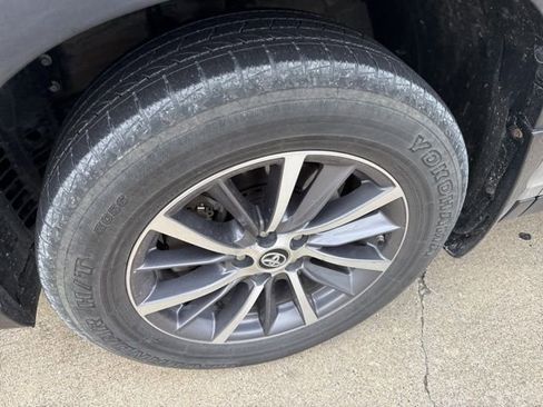 Used 2019 Toyota Highlander XLE AWD/4WD image 2