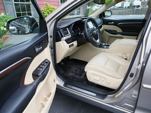 Used 2014 Toyota Highlander Limited Platinum AWD/4WD image 8