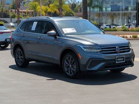 Used 2022 Volkswagen Tiguan SE w/ Panoramic Sunroof Package FWD image 3