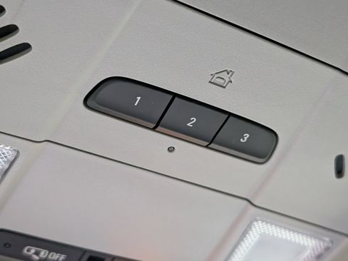 Used 2020 Chevrolet Equinox Premier FWD image 38