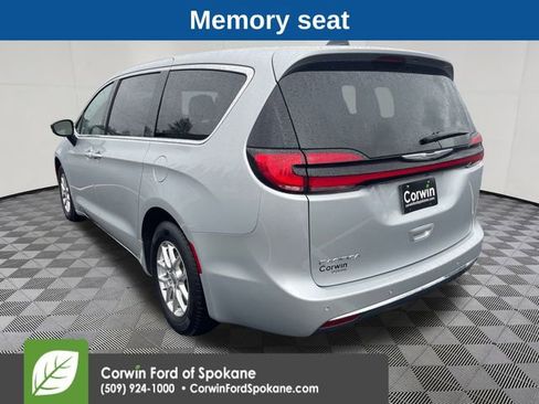 Used 2024 Chrysler Pacifica Touring-L image 17