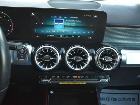 Used 2023 Mercedes-Benz GLB 250 image 26