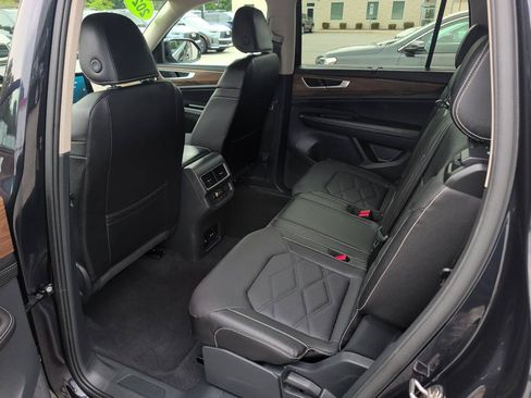 Used 2025 Volkswagen Atlas SE FWD image 9