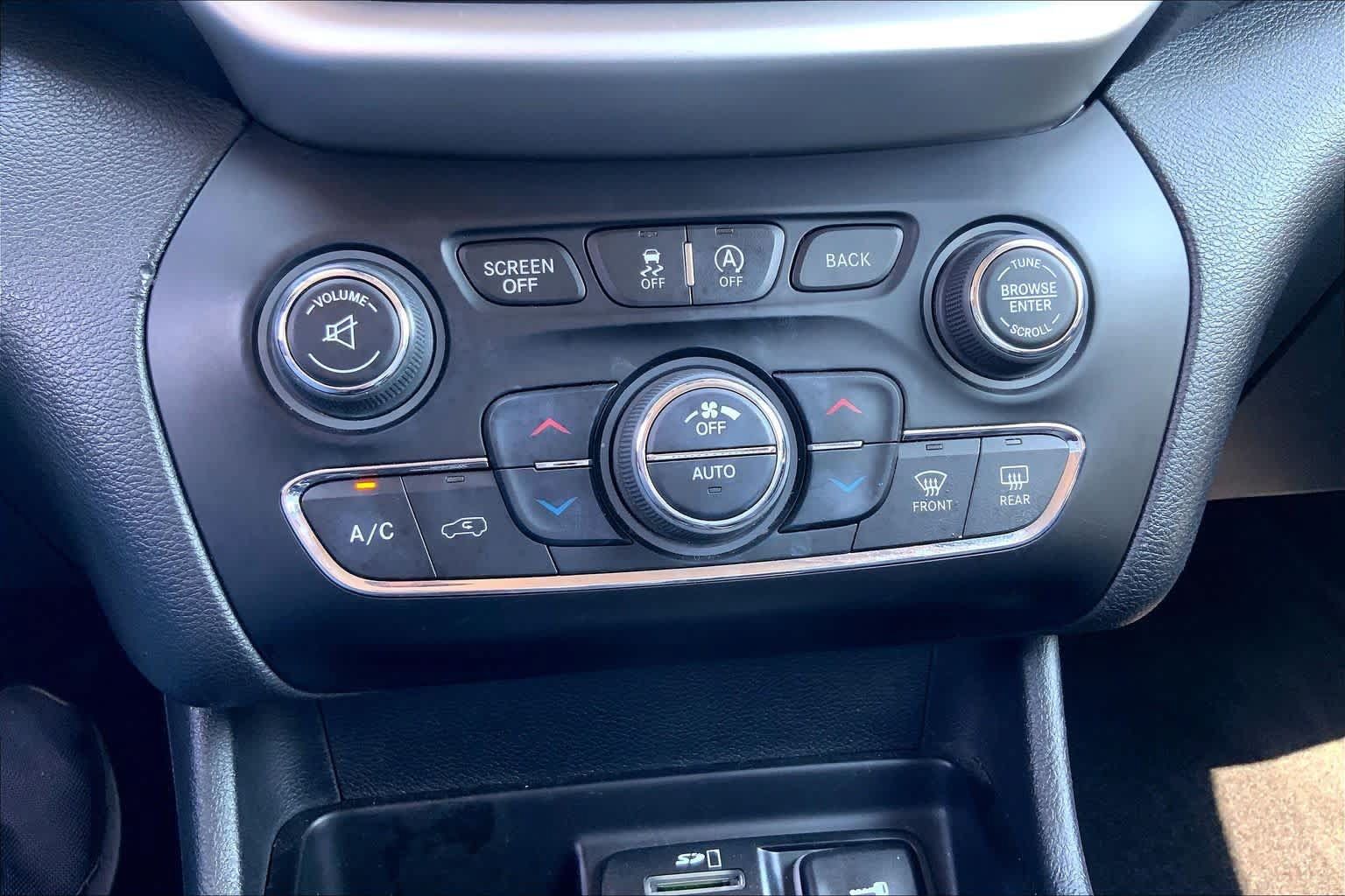 Used 2018 Jeep Cherokee Trailhawk w/ Comfort/Convenience Group AWD/4WD image 32