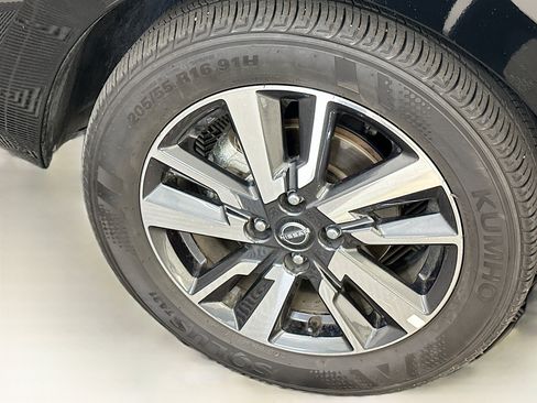 Used 2025 Nissan Versa SV FWD image 34