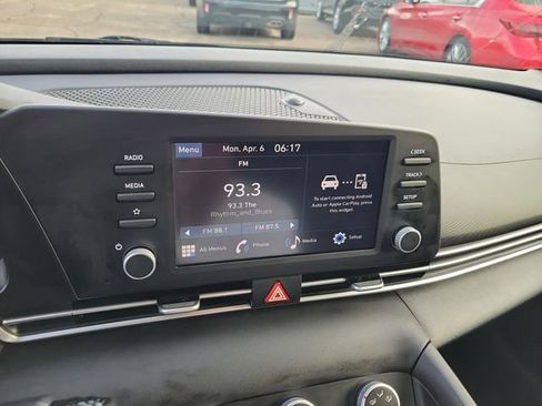 Used 2025 Hyundai Elantra SE FWD image 19