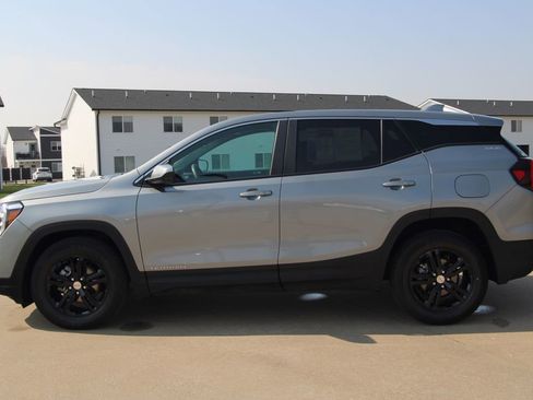 Used 2024 GMC Terrain SLE image 15