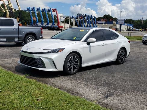 Used 2025 Toyota Camry XLE w/ Premium Plus Package FWD image 2