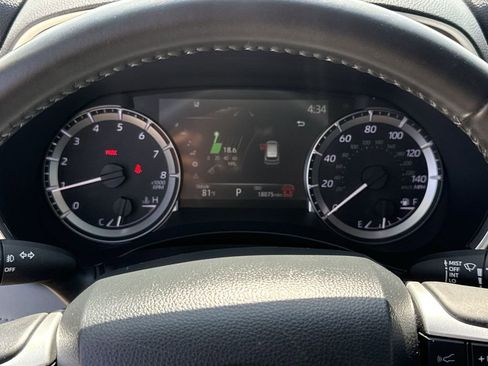 Used 2024 Toyota Highlander XLE FWD image 25