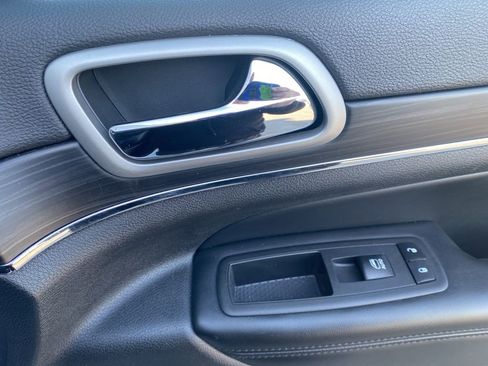 Used 2022 Jeep Grand Cherokee Limited image 11