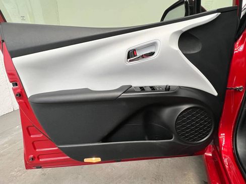 Used 2019 Toyota Prius LE FWD image 7