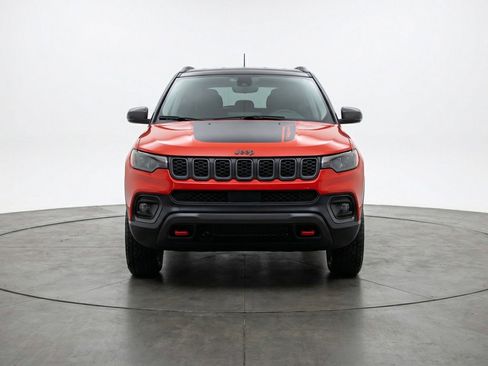 Used 2025 Jeep Compass Trailhawk image 2