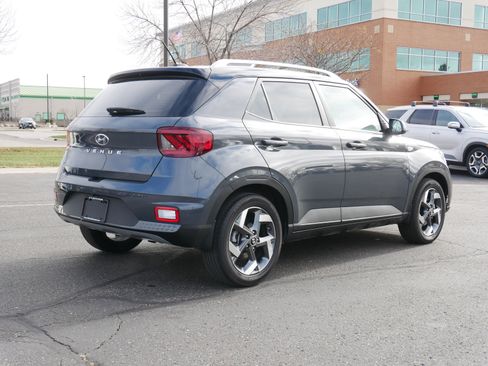 Used 2024 Hyundai Venue Limited image 5
