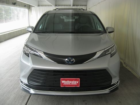 Used 2023 Toyota Sienna XLE image 4