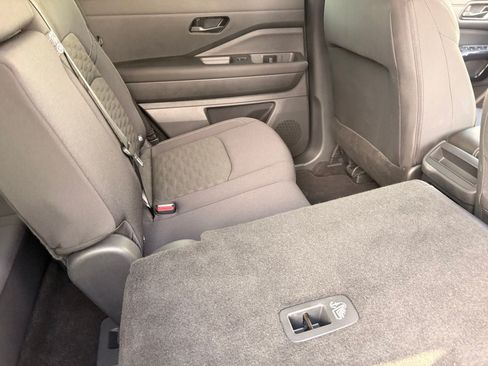 Used 2025 Nissan Pathfinder S FWD image 15