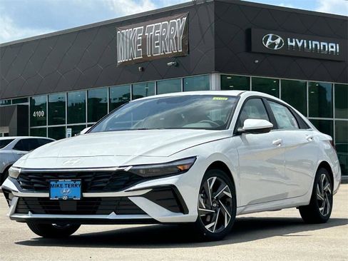 Used 2024 Hyundai Elantra SEL w/ Convenience Package image 1