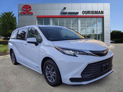 Used 2021 Toyota Sienna LE w/ LE Plus Package FWD image 1
