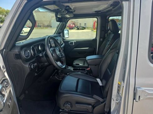 Used 2022 Jeep Wrangler Unlimited Sahara w/ LED Lighting Group AWD/4WD image 12
