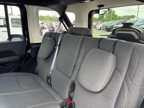 Used 2025 Jeep Wrangler Unlimited Sahara w/ Safety Group AWD/4WD image 8