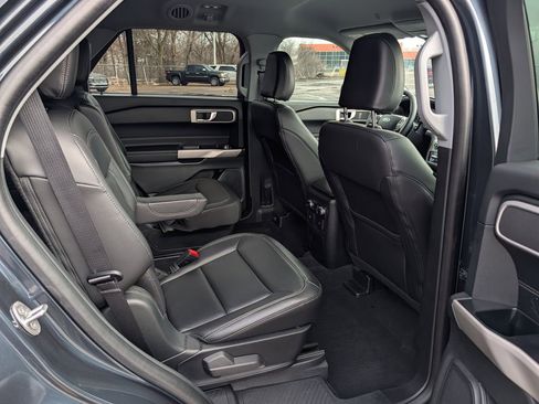 Used 2022 Ford Explorer XLT w/ Equipment Group 202A image 9