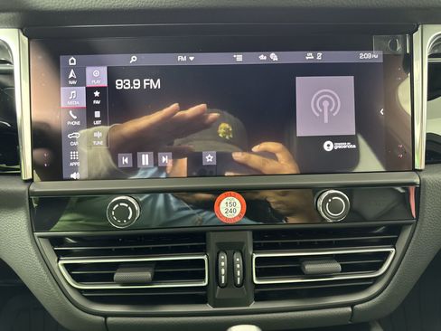 Used 2025 Porsche Macan image 23