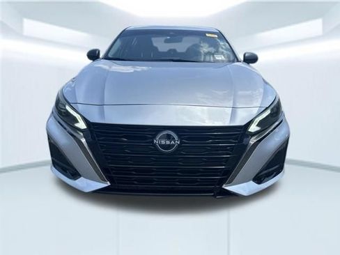 Used 2024 Nissan Altima 2.5 SV FWD image 2