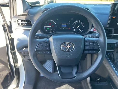 Used 2025 Toyota Sienna LE image 20