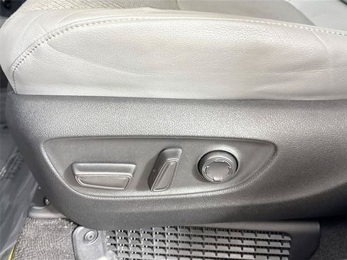 Used 2023 Toyota Sienna Limited FWD image 34