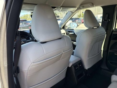 New 2026 Mitsubishi Outlander SE FWD image 12