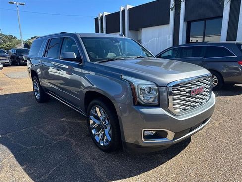 Used 2020 GMC Yukon XL Denali w/ Denali Premium Package image 4
