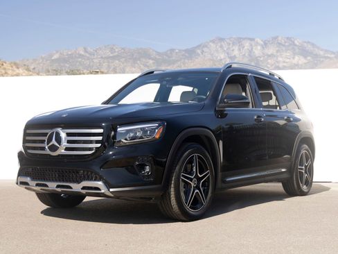 Used 2026 Mercedes-Benz GLB 250 image 1