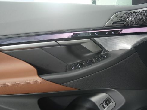 Used 2025 BMW i5 xDrive40 w/ Executive Package image 8