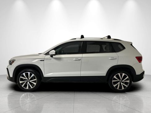 Used 2023 Volkswagen Taos SE FWD image 2