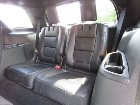 Used 2019 Ford Explorer XLT w/ Equipment Group 202A AWD/4WD image 22